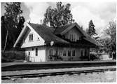 Stationen anlades 1895. Stationshuset , en och en halv våning i trä, restaurerades fullständigt 1949.