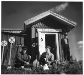 På linjen Karungi-Haparanda ligger anhalten Bjurå, där några banarbetare just tar sig en smörgås i väntan på klar linje