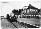 Stationen byggd 1911 .En äldre station byggd 1865-66. Det revs dock 1911 och det nuvarande blev då uppfört med två våningar i tegel. MSJ byggde 1911 ett lokstall. Möjligen hade YEJ haft ett stall här tidigare (ÖSJ-Bladet 96/1). MSJ , Malmö - Simrishamns Järnväg 
YEJ ,Ystad - Eslövs Järnväg