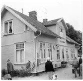 Trafikplats anlagd 1899. Stationshus i en och en halv våning i trä. 1937 företogs en utbyggnad för att skaffa plats för Pressbyråns kiosk och en bostadslägenhet.