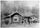 Björkeryd gamla station N.A.E.J.
NAEJ , Nättraby - Alnaryd - Älmeboda Järnväg.
Envånings stationshus i trä, byggt i vinkel. 1914 byggdes ett nytt stationshus, tvåvånings i trä. Det gamla huset flyttades till Nättrabyhamn som bostadshus. Godsmagasin byggt 1904