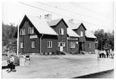 Station anlagd 1902. Envånings stationshus i trä, moderniserat 1933. 
Björkliden