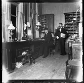 Två järnvägstjänstemän i arbete på expeditionen. Björnlunda station.