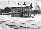 Bangården och stationshuset i Björna. Banan elektrifierad 1940.