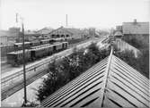 Verkstäderna i Boden 1917. Personvagnar på bangården.