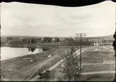 Boden omkring år 1895.
Bodens stationshus till vänster om telefonstolpen i förgrunden, till vänster om detta, gamla stationshuset, uppfört av engelsmännen
gårdarna till vänster på fotot är en bondgård kallad Bränna.