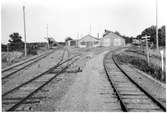 Juni 1956 lokstall m.m. i Borgholm sett från station, spåret till vänster går mot Böda, spåret till höger går mot Färjestaden f d Ölands Järnväg.