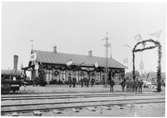 Invigning på Borrby station år 1894. Notera att tornspiran på Sankta Maria kyrka i bakgrunden är under uppbyggnad.