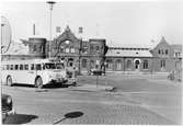 Borås station mars 1960. Snabbussen Göteborg - Borås. Jönköping - Stockholm på stationsplanen. Insattes i trafik den 5 Juli 1953.