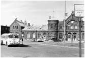 Borås station mars 1960. Snabbussen Göteborg - Borås. Jönköping - Stockholm på stationsplanen. Insattes i trafik den 5 Juli 1953.