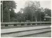 Broddbo station år 1927 bredvid stationshuset.