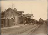 Vy vid Charlottenberg. Stationen öppnad 1865. Eldrift österut 1937, västerut mot Norge 1951.Stationshuset moderniserades och utrustades med värmeledning 1931. Lokstallet byggdes ut 1879 och 1928 och år 1937 drogs  det in värmeledning. Det ena överliggningshuset, 9A, tillbyggdes 1883. I byggnaden är även tulllokalerna inrymda. Även överliggningshuset nr 8 utrustades med värmeledning 1931.Mekanisk växelförregling.Öppnad 4/11 1865. Hållplats 1/10 1994, men kvar som trafikteknisk station.