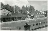 Vy vid Charlottenberg. Stationen öppnad 1865. Eldrift österut 1937, västerut mot Norge 1951.Stationshuset moderniserades och utrustades med värmeledning 1931. Lokstallet byggdes ut 1879 och 1928 och år 1937 drogs  det in värmeledning. Det ena överliggningshuset, 9A, tillbyggdes 1883. I byggnaden är även tulllokalerna inrymda. Även överliggningshuset nr 8 utrustades med värmeledning 1931.Mekanisk växelförregling.Öppnad 4/11 1865. Hållplats 1/10 1994, men kvar som trafikteknisk station.