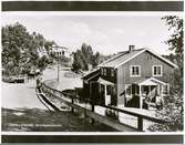 Vy vid Dals Långed. Station anlagd 1926. Tvåvånings stationshus i trä, sammanbyggt med godsmagasinet