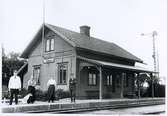 Vy vid Dala. Hållplats anlagd 1873. Envånings stationshus i trä, moderniserat 1949