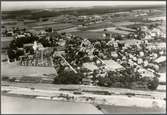 Vy över Dalby. Stationen byggd 1893 av Malmö- Tommelilla Järnväg, MöToJ. Stationen anlades 1893. Tvåvånings stationshus i tegel. Mekanisk växelförregling