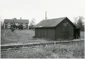 Vy vid Dalaåsbo. Stationhuset byggt omkring 1896/1903  F.d. stationshuset ligger ca 50 meter från banan och är bevarat som privatbostad. Lastplatsens byggnader vid banan helt raserade, enbart betongplattformen återstår. Fundament till bommar vid väg 75 m SO