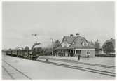 Vy vid Dala-Järna. Hette tidigare Uppsälje.Stationshuset uppfördes 1902. Några större ombyggnadsarbeten har sedan dess ej ägt rum