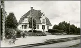 Stationen ritad av arkitekt Rudolf Lange och öppnad 1917. En- och enhalvvånings putsat stationshus. 1936 ombyggdes väntsal och expedition. Avbemannad från årsskiftet 1974/75, 1980 nedklassat som hållplats. Stationshuset revs sommaren 1982. Stationshuset ersattes efter rivningen av en öppen busskur