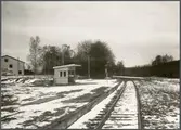 Stationen ritad av arkitekt Rudolf Lange och öppnad 1917. En- och enhalvvånings putsat stationshus. 1936 ombyggdes väntsal och expedition. Avbemannad från årsskiftet 1974/75, 1980 nedklassat som hållplats. Stationshuset revs sommaren 1982. Stationshuset ersattes efter rivningen av en öppen busskur