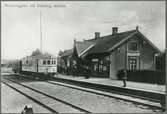 Vi vid Dalskog. Stationen fanns redan från 1879. En- och enhalvvånings stationshus i trä. Trafikplats anlagd 1879. Nuvarande stationshus i två våningar uppfört 1943.