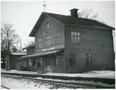 Stationen uppfördes 1874 och moderniserades 1946 Öppnad 21/4 1874, lastplats fr 31/5 1964 . Dannemora - Hargs Järnväg, DHJ hade ingen egen stationsbyggnad, men en trafikchefsbostad och järnvägsbyrå. Huset uppfört 1877 och rivet 1968