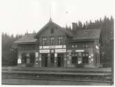 11.1.1946 övertog SJ stationshuset från NKlJ sedan det gamla BJ-stationshuset brunnit. Stationen anlades 1879. Nuvarande stationshus uppfördes 1946-48. Den gamla stationen brann ned 1947. Tvåvånings putsat stationshus.
NKlJ , Nordmark - Klarälvens Järnväg