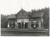 11.1.1946 övertog SJ stationshuset från NKlJ sedan det gamla BJ-stationshuset brunnit. Stationen anlades 1879. Nuvarande stationshus uppfördes 1946-48. Den gamla stationen brann ned 1947. Tvåvånings putsat stationshus.
NKlJ , Nordmark - Klarälvens Järnväg