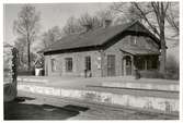 Stationen byggd 1893 av MöToJ .Trafikplats anlagd 1893. Envånings stationshus i tegel.
MöToJ , Malmö - Tommelilla Järnväg