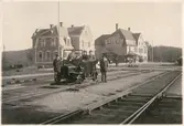 Eds station med hotellet i förgrunden.
Stationen anlades 1879.
Pingstaftonens förmiddag 1910 brann stationen ned till grunden tillsammans med Hotell Drott, Lilla Hotellet och Järnvägshotellet. Stationsbyggnaden var från sitt ursprungliga skick påbyggd med en våning, samt en farstu norrut. 1912 stod det nya stationshuset färdigt. Intill dess användes en reservstation i en fastighet som tillhörde DJ och som låg vid spårområdet på södra sidan. 
DJ , Dalslands Järnväg