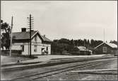 Stationen anlades 1897. 1944 moderniserades byggnaden, som då fick vatten, avlopp och tidsenlig utrustning. Expeditionslokaler, väntsal och bostadslägenhet restaurerades samtidigt. Envånings träbyggnad .
RSJ , Rimbo - Sunds Järnväg