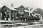 Edsvalla 18/9-1895
Stationen dekorerad med anledning av konung Oscar 2 uppehåll vid stationen på resan Kil-Mellerud.
Station anlagd 1879-80. En- och enhalvvånings stationshus i tegel.
BJ , Bergslagernas Järnväg