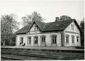 Ekeby station vid nedläggningen av bandelen Billesholm-Landskrona 29/5-1960.
Stationen byggd av LEJ 1875 .Envånings stationshus i tegel .
LEJ , Landskrona - Engelholms Järnväg