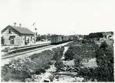 Stationen byggd 1893 av SSJ. Stationen öppnad 1894 med stationshus, som ännu år 1991 finns kvar som privatbostad. Även uthus finns kvar, medan godsmagasinet revs i februari 1991 .Trafikplats anlagd 1893. En och enhalvvånings stationshus i tegel.
SSJ , Skåne - Smålands Järnväg