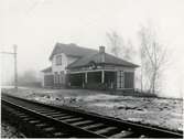 Öppnad 20.10.1879 . Den ursprungliga stationsbyggnaden ersatt av en ny 1905