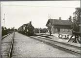 Trafikplatsen anlades av NrSlJ 1895. Stationshuset har sedan dess ej undergått någon större förändring. Bangården har fått spår 3 förlängt .
NrSlJ , Norra Södermanlands Järnväg