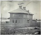 Tvåvånings stationshus i sten av Boxholmsmodellen .Hållplats