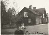 Stationshus av Byskemodellen. Trafikplats anlagd 1892