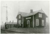 Hållplats anlagd 1905. Envånings stationshus i trä, byggt i vinkel