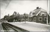 Eneryda stationshus är från 1913, och byggdes om 1959. Banan blev elektrifierad 1933, och fick dubbelspår 1956.