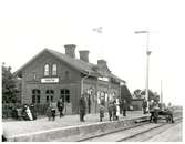 Erikstad envånings stationshus är byggd i tegel och byggdes 1879, och det moderniserades 1947.