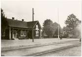 Envånings stationshus byggt i trä. NAEJ Nättraby-Alnaryd-Älmeboda Järnväg är mellan 1905 - 1946, stationen är nedlagd.