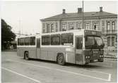 Buss 2099 pakerad utan för Falkenberg station.