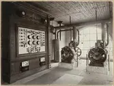 Interiör av elektricitetsveket invid stationshuset i Falköping 
Elektricitetsveket byggdes år 1899 och fotografiet togs strax efter det att anlägningen tagits i bruk
Denna bestod av oljedrivna liksrtömsgeneratorer
Kraftstationen som var inrymd i hus 8 nedmonterades 1922, då byggnaden omändrades till överliggningsrum för trafikavdelningen