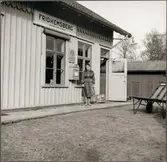 Fridhemsbergs station 1959. Platsvakt  Svea Skärström.