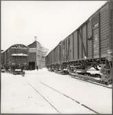 Normalspårsvagnar på övföringsvagnar vid Rockwolls fabrik i Gimo. Bilden tagen i samband med nedläggningen av bandelen Faringe-Gimo, 1960.02.01.