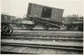 Vid Gävle norra den 14 november 1923 hände en olycka under växling, en av de skadade vagnarna lade sig själv på en annan och kunde på så sätt transporteras till verkstaden, där fotot är taget. Gävle - Dala Järnväg, GDJ.