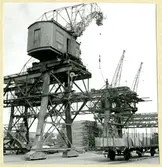 Lassning av trävaror i Värtahamnen.