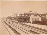 Hallsbergs station år 1880 
Den flyttades år 1885 (se svensk järnvägtidning nr 12-15 år 1905 sid 58 under artikeln om baningenjör grönvall och fungerar som boställshus)