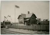 Invigning av LREJ,
Lund - Revinge Järnväg
Stationshus byggt 1905. Efter nedläggningen disponerat av stenbolaget som köpte huset 1956.